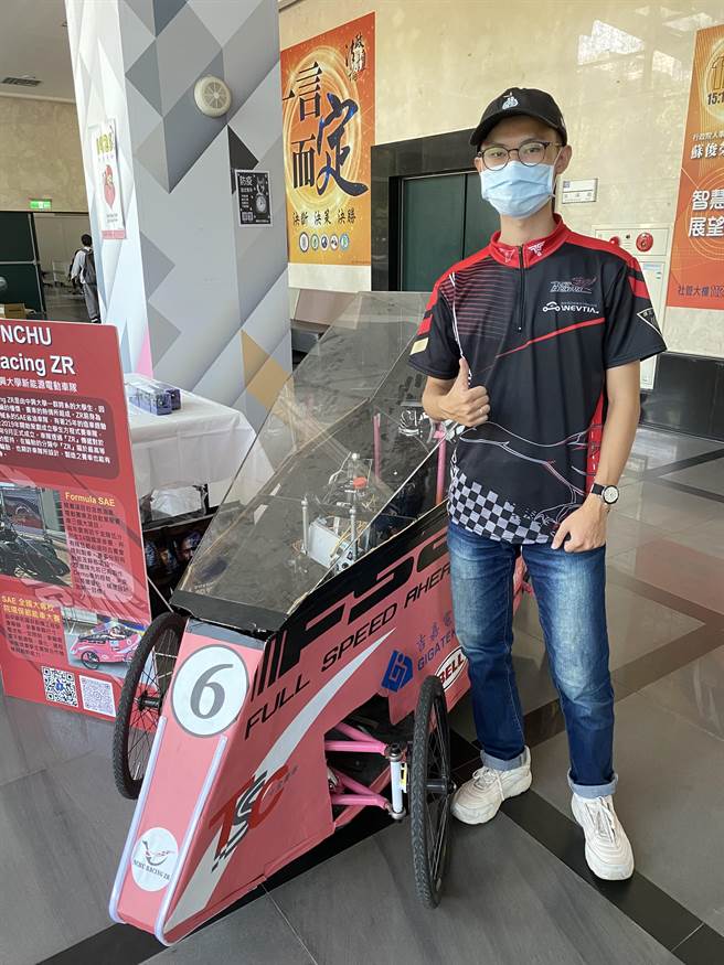 中興大學新能源電動車隊展示「環保節能車」為地球節能減碳，盡一份心力。（張妍溱攝）