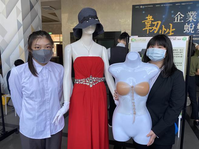 龍華科技大學學生設計以延伸NUBRA的概念，其設計的透明「隱形馬甲」款。（張妍溱攝）