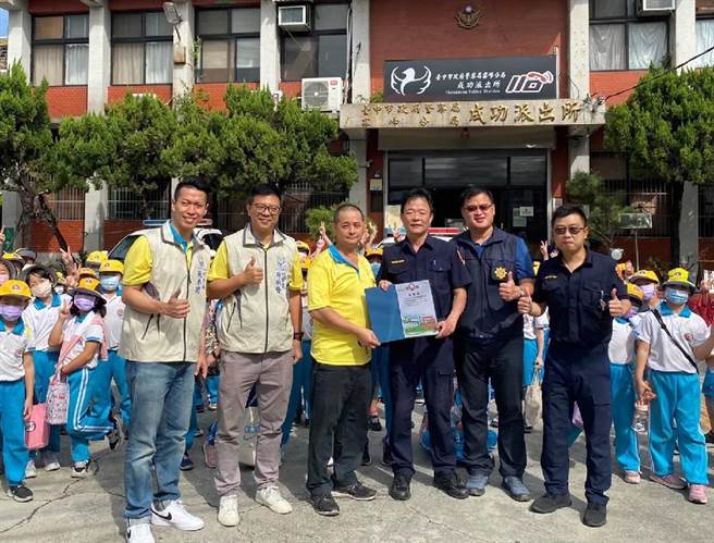 台中市大里區瑞城國小學童日前參訪成功派出所，警員向學童們解說警察工作內容，更藉機展示仿真毒糖果、毒咖啡等包裝樣式，宣導防毒、反毒的知識。（霧峰警分局提供／潘虹恩台中傳真）