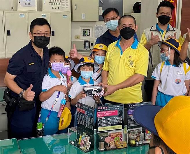 台中市大里區瑞城國小學童日前參訪成功派出所，警員向學童們解說警察工作內容，更藉機展示仿真毒糖果、毒咖啡等包裝樣式，宣導防毒、反毒的知識。（霧峰警分局提供／潘虹恩台中傳真）
