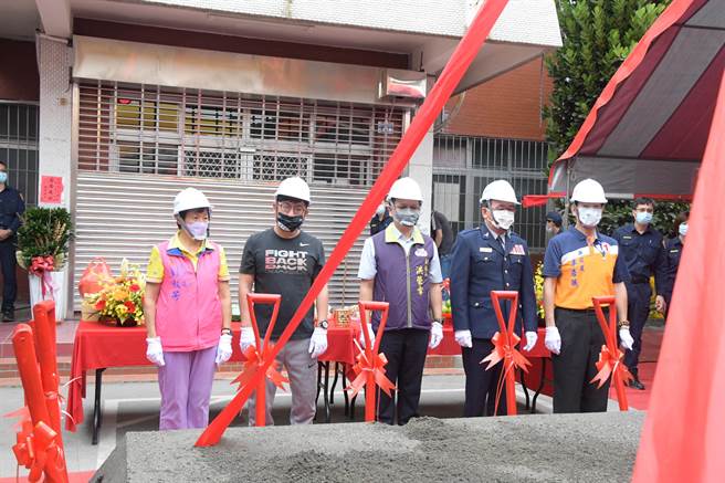 動土典禮包括副縣長洪榮章、議長謝典林等人都到場。（吳建輝攝）