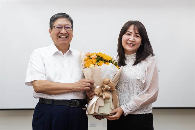 杨文科（左）将请假投入选战，教育局长杨郡慈（右）率先送向日葵花束，让杨文科惊喜笑开怀。（罗浚滨摄）