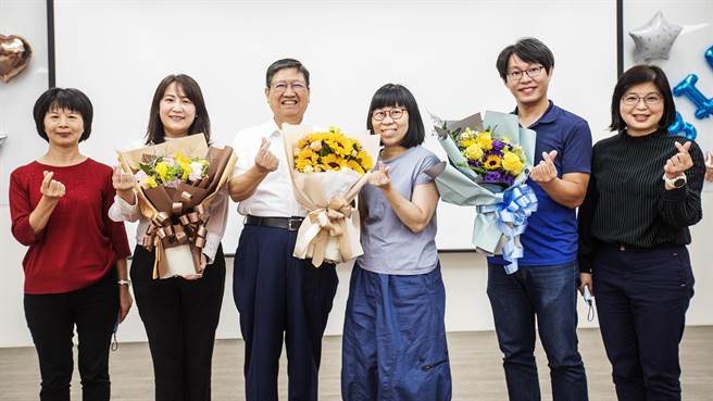 杨文科（左三）将请假投入选战，县府团队送给他向日葵花束，感谢杨文科如温柔小太阳带领同仁前进。（罗浚滨摄）