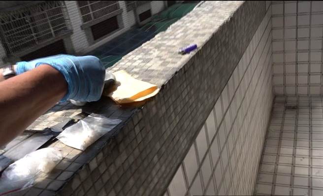 毒鸳鸯异想天开以为将分装好的数包安非他命及毒品咖啡包丢出窗外就能灭证，佯装睡眼惺忪，最后还是双双落网。（台中市警察局提供／张妍溱台中传真）