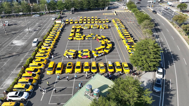 大台南计程车业以100辆计程车排出竞选号次「5」力挺黄伟哲，一起喊出「五告讚」肯定黄伟哲对计程车业的照顾。(戴志扬翻摄)