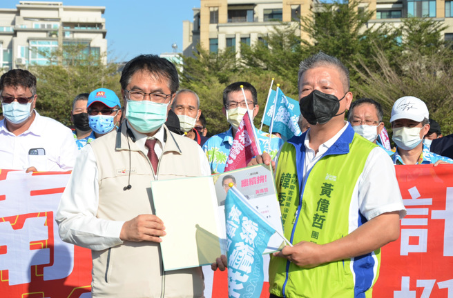 黄伟哲计程车后援会盛大成立，分别由台南市计程车商业同业公会理事长韩季苍担任计程车客运业后援会会长、大台南计程车驾驶员工会理事长蔡荣辉担任计程车驾驶员后援会会长。(戴志扬翻摄)