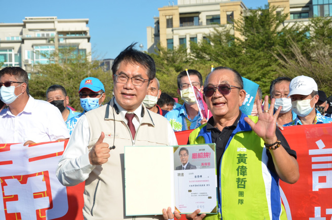 黄伟哲计程车后援会盛大成立，分别由台南市计程车商业同业公会理事长韩季苍担任计程车客运业后援会会长、大台南计程车驾驶员工会理事长蔡荣辉担任计程车驾驶员后援会会长。(戴志扬翻摄)