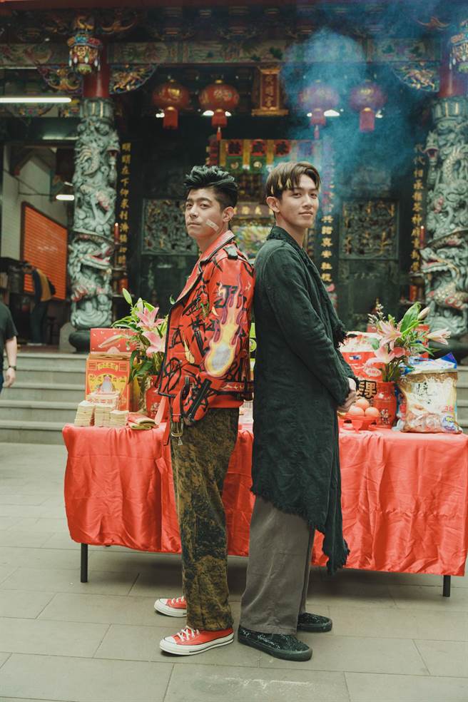 王柏杰（左）、柯震东在影集《乩身》为上下属关系。（Netflix提供）