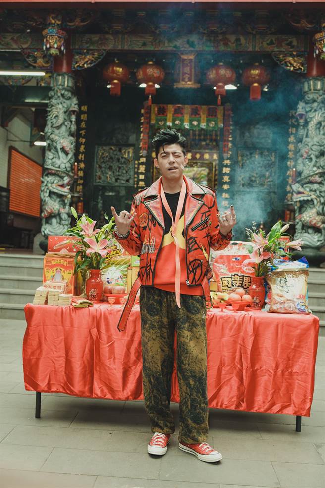 王柏杰在《乩身》饰演三太子，造型浮夸吸睛。（Netflix提供）