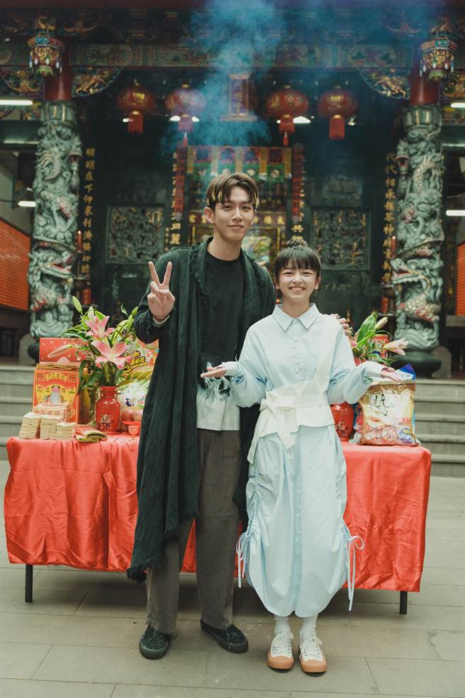 柯震东（左）在《乩身》挑战演乩身，与饰演血癌女大生的陈姸霏一起伏妖降魔。（Netflix提供）