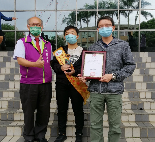 木柵高工製圖科晏緒恩同學以樂觀進取、奮力不懈的態度面對每一場競賽。(照片/臺北市立木柵高工提供)