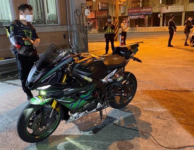 台中市警察局第五分局會同環保局、台中區監理所，針對重劃區聯外道路舉行「環、警、監聯合稽查」，加強取締改裝車輛及噪音檢測。（台中市第五分局提供／馮惠宜台中傳真）