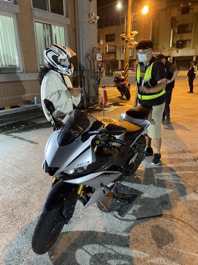 台中市警察局第五分局會同環保局、台中區監理所，針對重劃區聯外道路舉行「環、警、監聯合稽查」，加強取締改裝車輛及噪音檢測。（台中市第五分局提供／馮惠宜台中傳真）