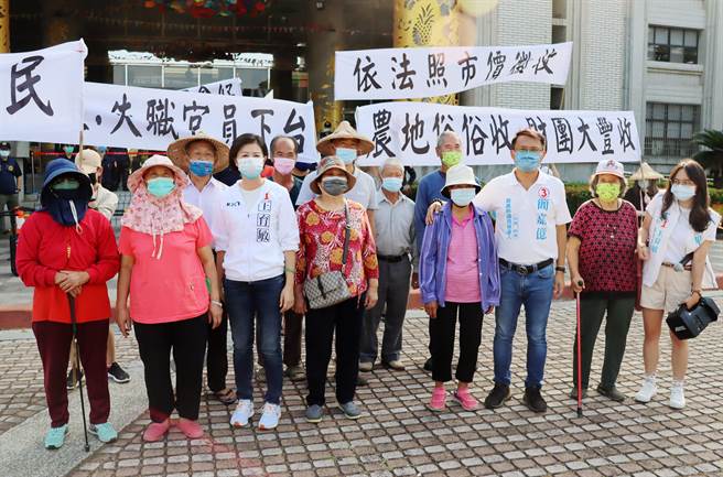 为嘉义县新港乡埤仔头防洪工程土地徵收等问题，今20多位新港农民、地主在国民党嘉义县长候选人王育敏、县议员候选人简嘉亿等人陪同下，高举白布条到嘉义县政府陈情、抗议。（吕妍庭摄）