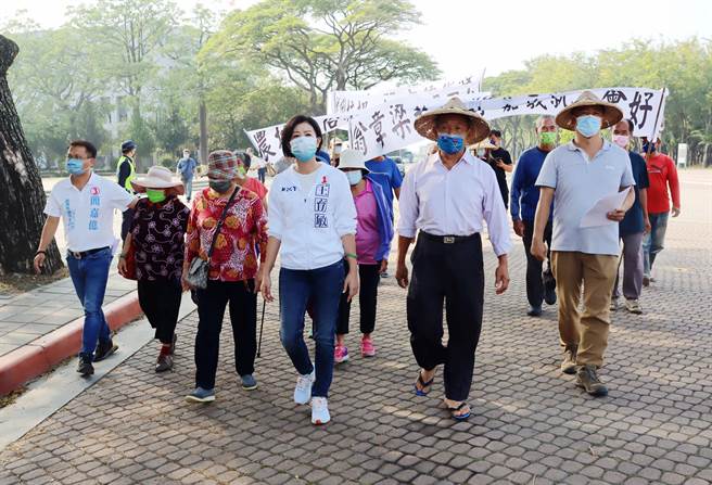 为嘉义县新港乡埤仔头防洪工程土地徵收等问题，今20多位新港农民、地主在国民党嘉义县长候选人王育敏、县议员候选人简嘉亿等人陪同下，高举白布条到嘉义县政府陈情、抗议。（吕妍庭摄）