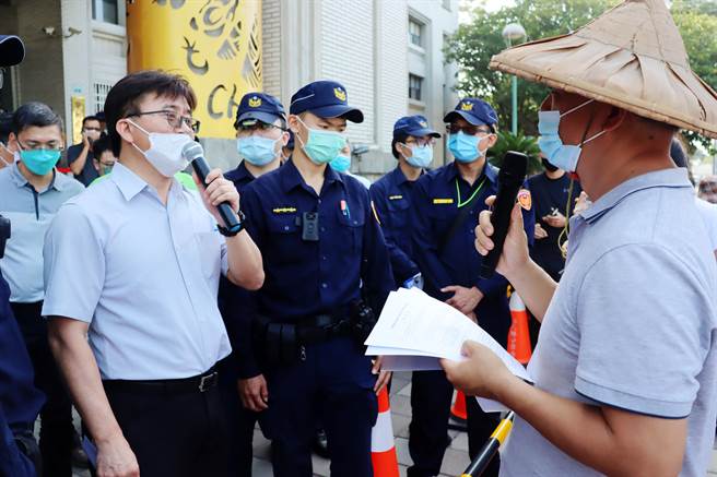 嘉义县新港乡埤仔头防洪工程土地徵收等问题，20多位新港农民、地主到嘉义县政府陈情、抗议，并递交陈情书给县府水利处长林谷桦（左一）。（吕妍庭摄）