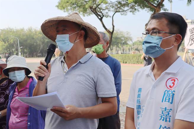 抗议代表林宗祺指被徵收土地沦为废弃物倾倒掩埋处，结果县府至今查不出所以然。（吕妍庭摄）