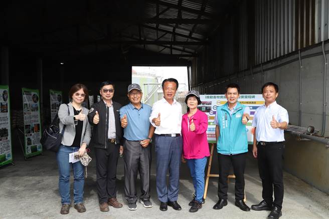 今县长翁章梁前往视察县内最早推动畜牧沼气发电，又经歷失败后浴火重生的张林素梅畜牧场，强调推动畜牧粪尿资源化符合未来循环经济趋势。（嘉义县政府提供∕吕妍庭嘉义传真）