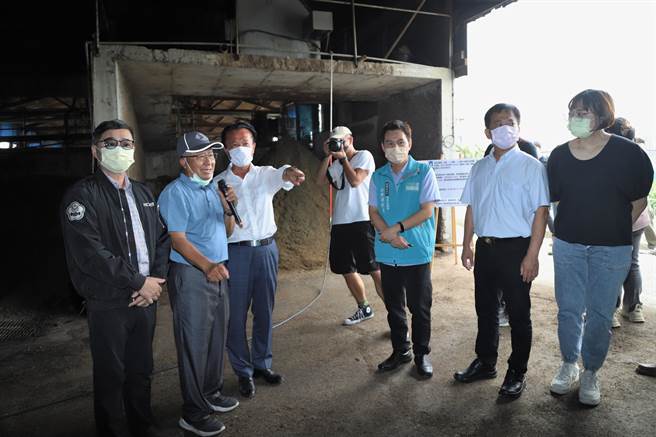 今县长翁章梁前往视察县内最早推动畜牧沼气发电，又经歷失败后浴火重生的张林素梅畜牧场，强调推动畜牧粪尿资源化符合未来循环经济趋势。（嘉义县政府提供∕吕妍庭嘉义传真）