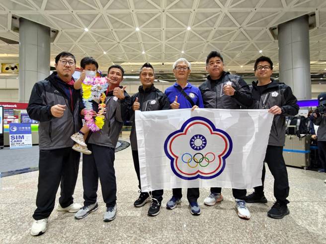 中華拳擊隊教練團與拳協副理事長彭臺臨（右3）合照。（中華拳協提供）