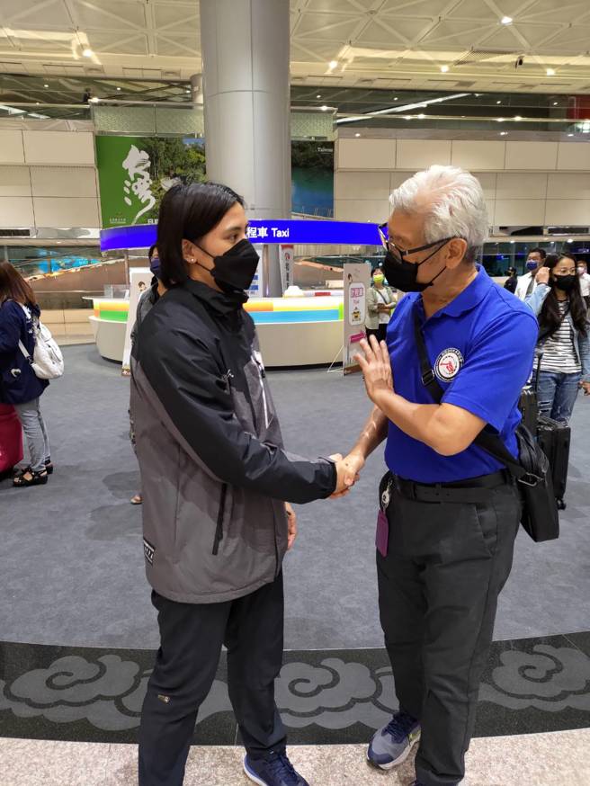 2022拳擊亞錦賽金牌選手陳念琴（左）與中華民國拳擊協會副理事長彭臺臨（右）。（中華拳協提供）