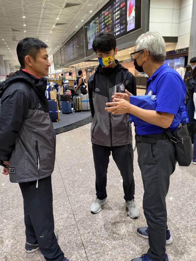 中華拳協副理事長彭臺臨（右），勉勵女將林郁婷（中）。（中華拳協提供）