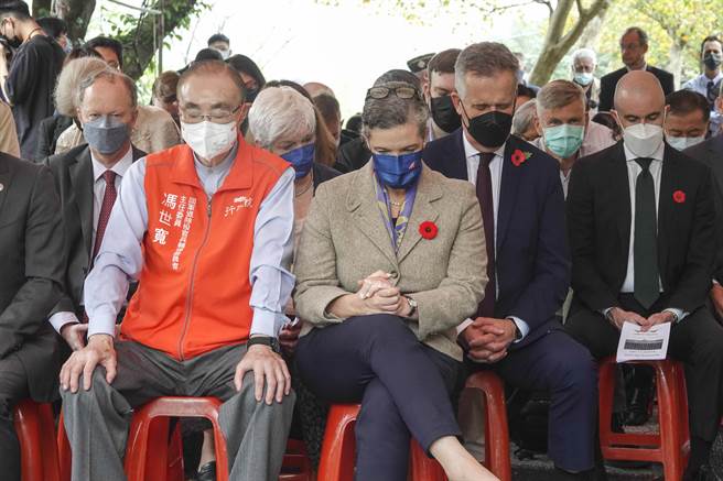 美國在台協會台北辦事處處長孫曉雅（Sandra Oudkirk）、英國在台辦事處代表鄧元翰（John Dennis）出席金瓜石「國際終戰和平紀念園區」追思戰俘活動，在牧師Herbert Barker帶領下為戰俘們默哀致意。（黃子明攝）