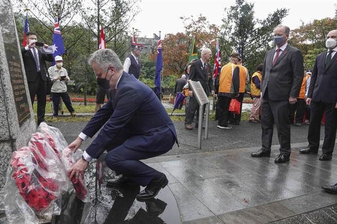 英國在台辦事處代表鄧元翰（John Dennis、前）13日參加金瓜石「國際終戰和平紀念園區」追思戰俘活動，並為戰俘獻花。（黃子明攝）