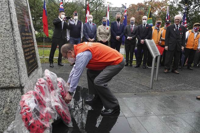 參加金瓜石「國際終戰和平紀念園區」追思戰俘活動的退輔會主委馮世寬為戰俘獻花。（黃子明攝）