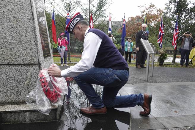 參加金瓜石「國際終戰和平紀念園區」追思戰俘活動的各國退伍軍人代表分別為戰俘獻花。（黃子明攝）
