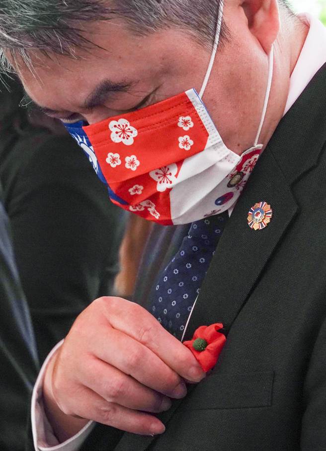 參加金瓜石「國際終戰和平紀念園區」追思戰俘活動的人士都在胸前別上小花。（黃子明攝）