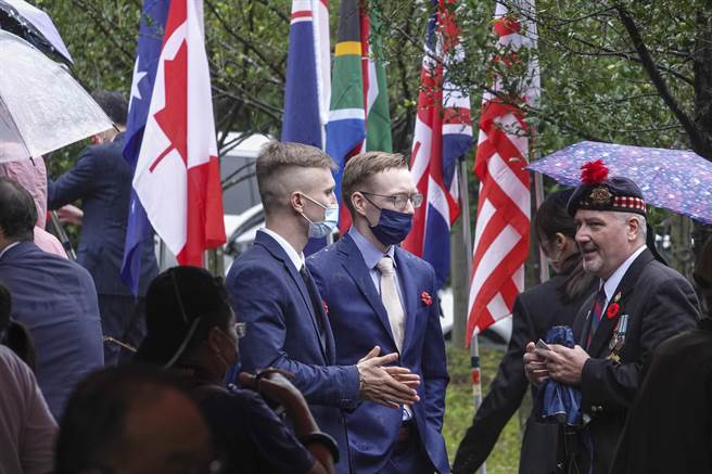 金瓜石「國際終戰和平紀念園區」追思戰俘活動現場插著英國、加拿大、荷蘭、澳洲、紐西蘭、南非、美國及我國國旗。（黃子明攝）