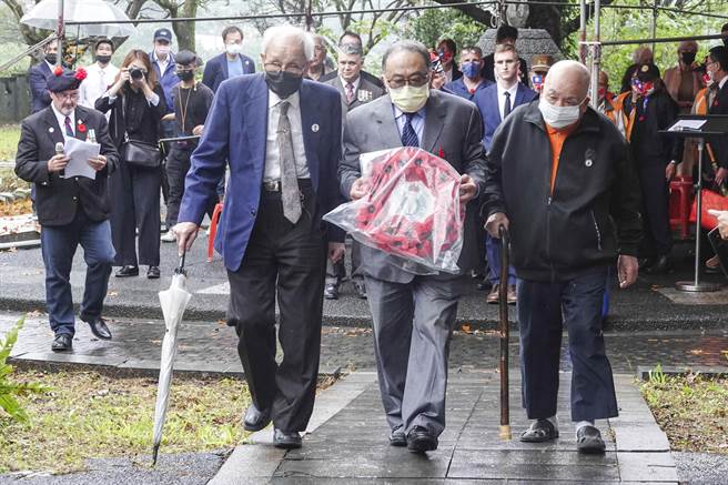 出生在金瓜石高齡99歲的陳金木（右）也代表當地居民到場獻花。（黃子明攝）