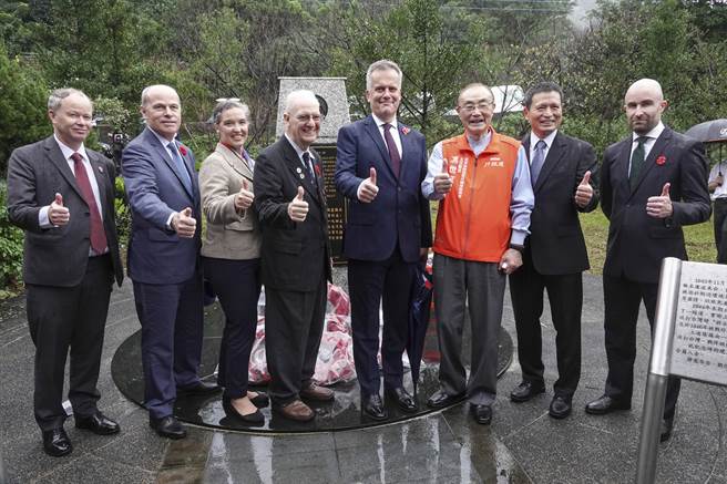 美國在台協會台北辦事處處長孫曉雅（Sandra Oudkirk左四起至右）、台灣戰俘營協會創辦人及會長何麥克（Michael Hurst）、英國在台辦事處代表鄧元翰（John Dennis）及我國退輔會主委馮世寬13日參加金瓜石「國際終戰和平紀念園區」追思戰俘活動，在紀念碑前合影。（黃子明攝）