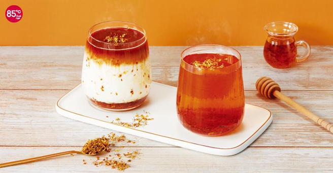 （85度C推出冬季限定饮品桂花风味拿铁和桂花四季春，11月17日到30日桂花系列快闪第二杯半价。图／85度C提供）