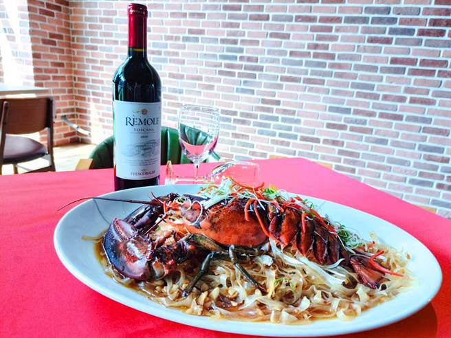 「台中震大金郁金香酒店」抢攻尾牙春酒商机，11月15日前付订，每桌加赠龙虾料理一道及红酒1瓶。(台中震大金郁金香酒店)