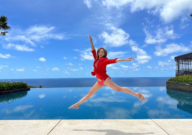 季芹與美景合照，火辣身材成為另一個焦點。（圖／FB@王仁甫和季芹之永遠的芹仁）