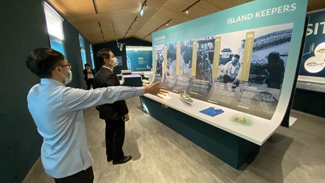 前往参观的民眾可透过智慧型手机进行智能导览，将展览动线延伸至整座渔港，让新湖渔港成为一所充满渔业文化的学校(于家麒摄)