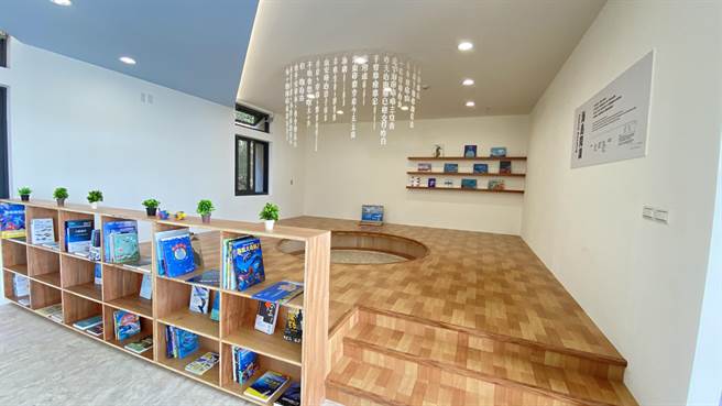 「海岛美感图书室」提供舒适的空间供民眾阅读使用(于家麒摄)