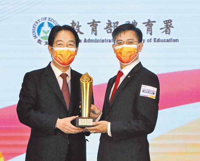 三商美邦人寿总经理陈宏升（右）自副总统赖清德（左）手中接下奖座，三商美邦人寿迄今已连续14年荣获「体育推手奖」的肯定。图／三商美邦人寿提供