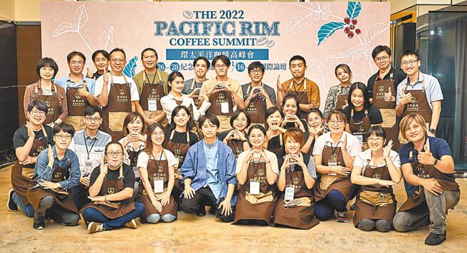 台湾咖啡产业策略联盟杯测团队，为此次峰会徵选出20款来自环太平洋产区的经典咖啡。图／可否文化提供