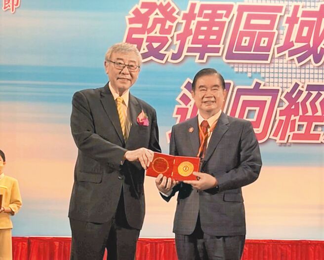 台灣機械公會常務理事、富偉集團總裁蕭文龍（右）獲頒「工礦團體優良理監事」殊榮。圖／富偉集團提供