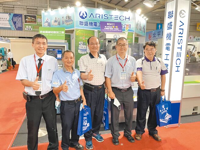「LT-45非金属线切割机」已是非导电材质加工厂的主流设备，每次展览都吸引产业界参观採购；图为联盛机电总经理梁鸿敏（右二）与敏实科大人工智慧学院院长林文灿（右一）、大佶机电董事长谢居明（中）及贵宾合影。图／业者提供