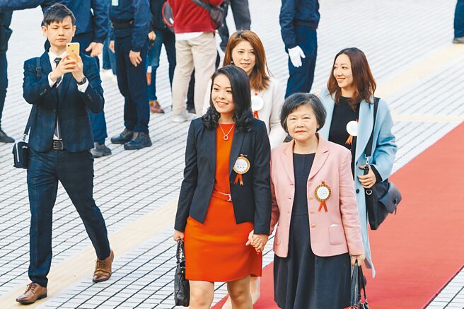 投票日逼近，圍繞在民眾黨新竹市長候選人高虹安身上的疑團愈滾愈大，如此景況持續下去，對高虹安的選情不見得有利。圖為立法院第10屆立法委員報到日，民眾黨立委高虹安（中）走紅毯入場，李忠庭（左後）一路跟隨拍攝。（本報資料照片）