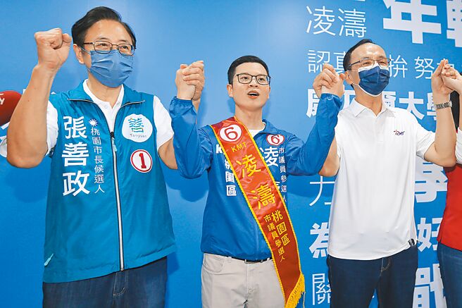 国民党主席朱立伦表示，蔡英文抗中保台故技重施，每次都用同一套骗选票。图为朱立伦（右）13日到桃园为子弟兵凌涛（中）辅选，国民党桃园市长候选人张善政（左）也一同与会。（陈麒全摄）