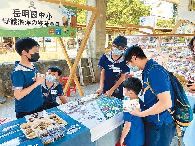 宜兰县岳明国中小获台美生态学校认证，13日参与校园永续行动体验、永续主题工作坊及集点闯关。（吴佩蓉摄）