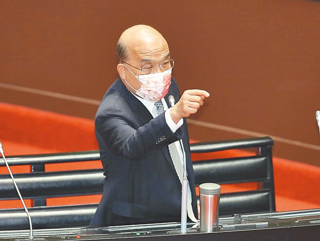 总统蔡英文元旦才刚表示，需维持国家因应危机的韧性，暂时不决定普发现金，行政院长苏贞昌今（3）日就政策急转弯，宣布会将部分超徵税收拿出来与国民共享，前立委林浊水说这是典型小英风格。（图／本报系资料照）