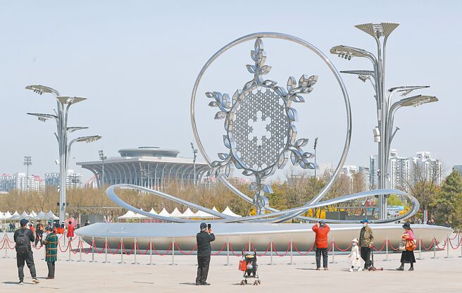 北京奧林匹克公園微博13日消息指出，根據疫情防控工作要求，風景區、公園嚴格執行50％限流措施，即起須主動出示24小時核酸檢測陰性證明，經健康寶掃碼、測溫合格後方可入園。（中新社）