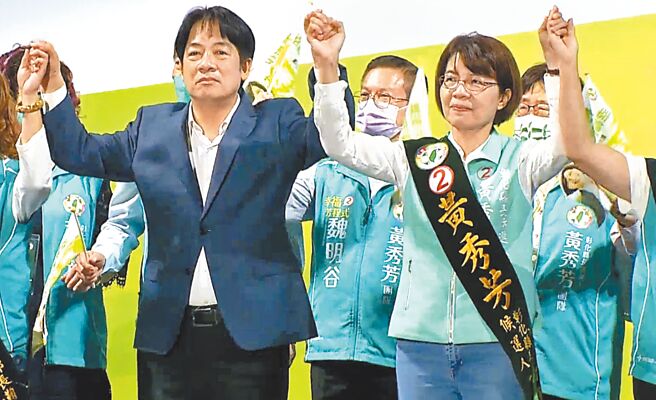 民進黨彰化縣長候選人黃秀芳（前排右）競選總部在溪湖鎮舉辦大型選舉造勢活動，副總統賴清德（前排左）站台。（吳敏菁攝）