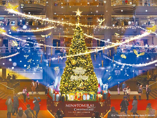 橫濱《哈利波特》耶誕活動盛大打造了豪華耶誕樹，裝飾著魔法杖、蠟燭等各種電影相關飾物。（MJPM提供）